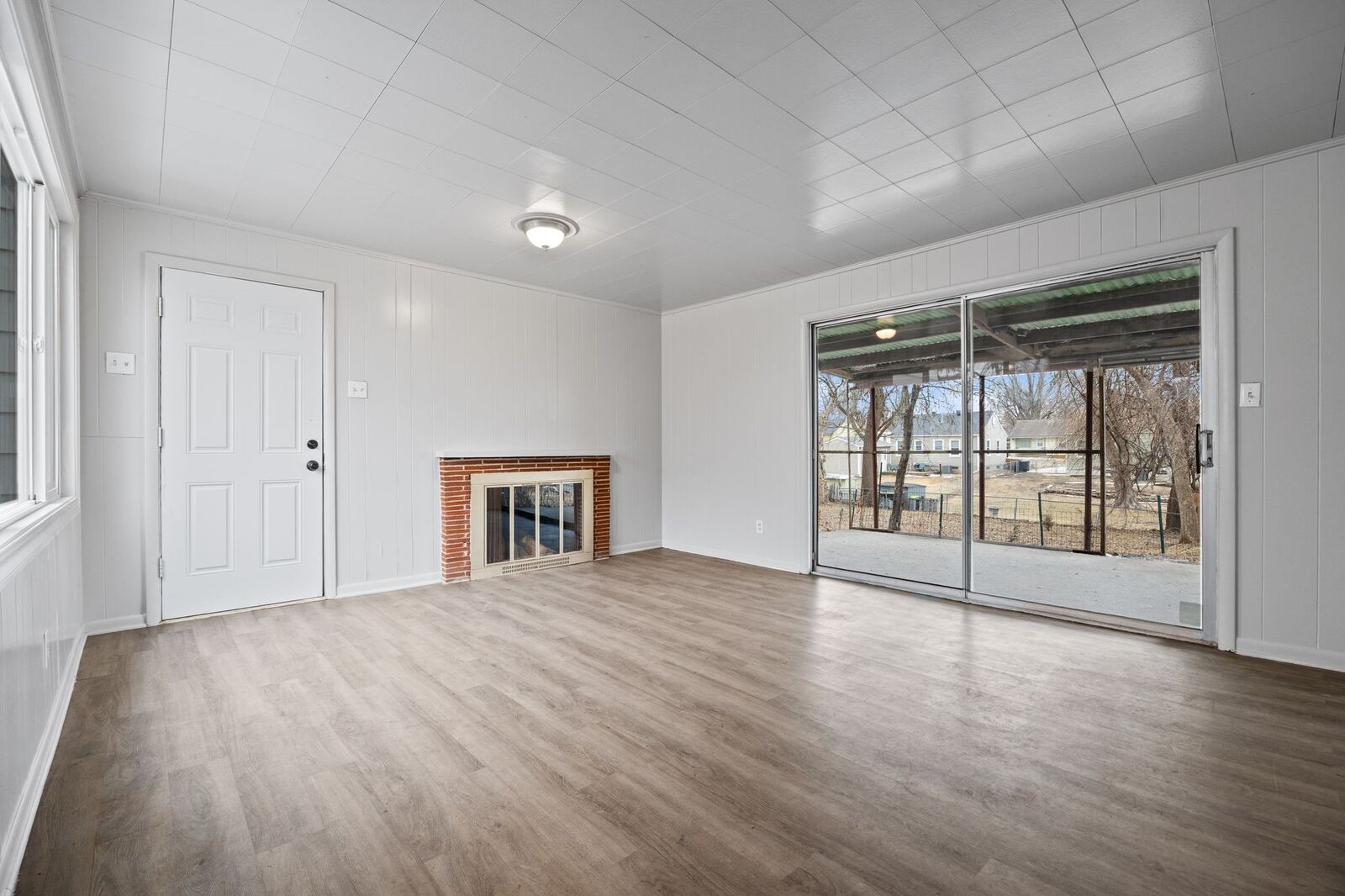 Property Photo:  3225 E Washington Avenue  IA 50317 