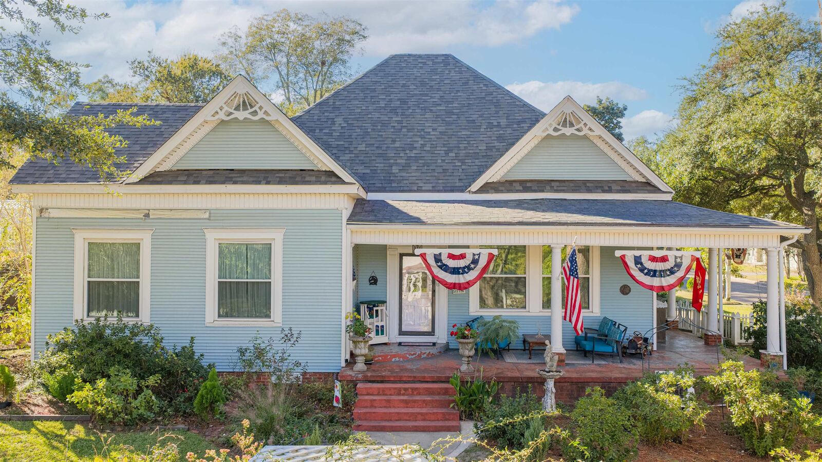 Property Photo:  300 S Montgomery  TX 75644 