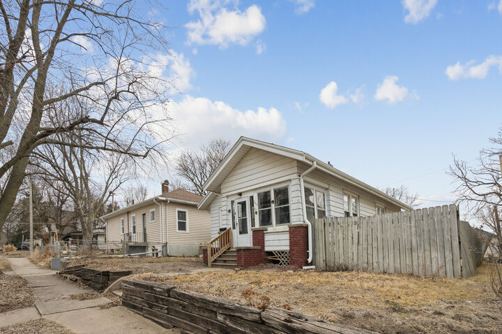 Property Photo:  740 15th Avenue S  IA 52732 