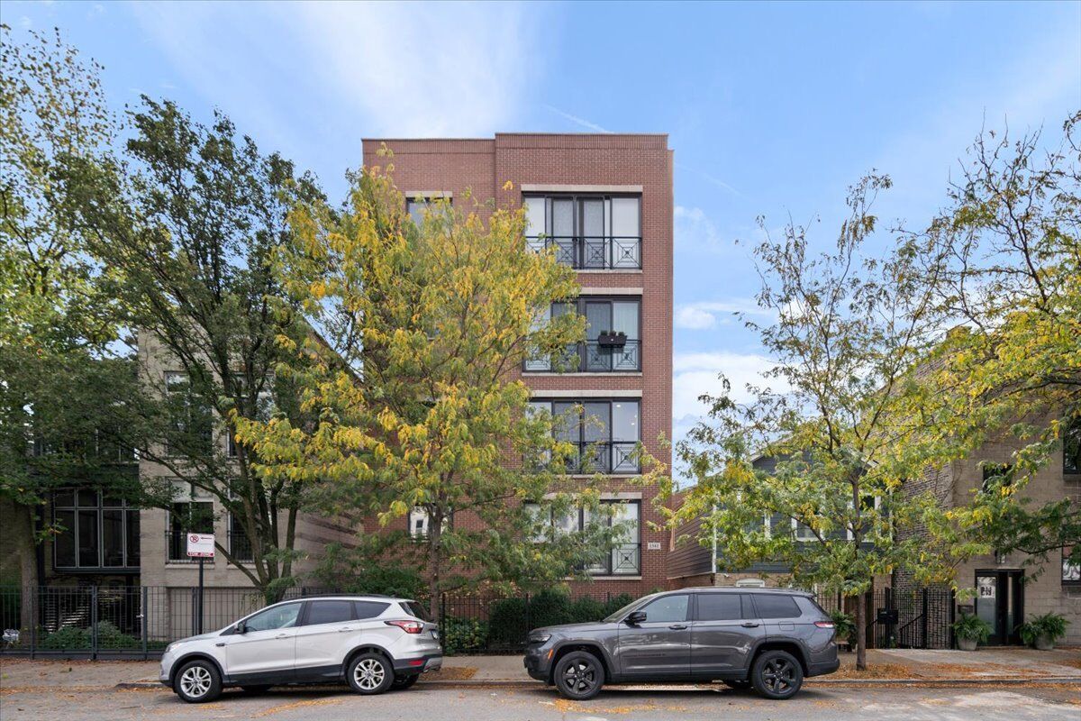 Property Photo:  1541 W Chestnut Street 2  IL 60642 