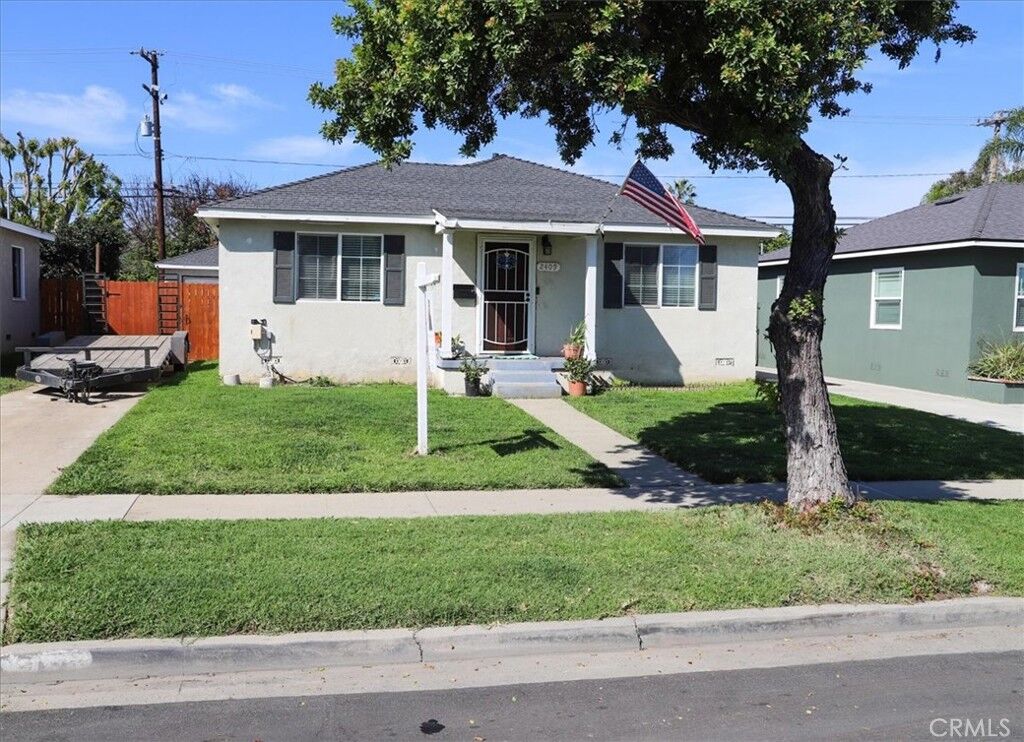 Property Photo:  2409 Pepperwood  CA 90815 