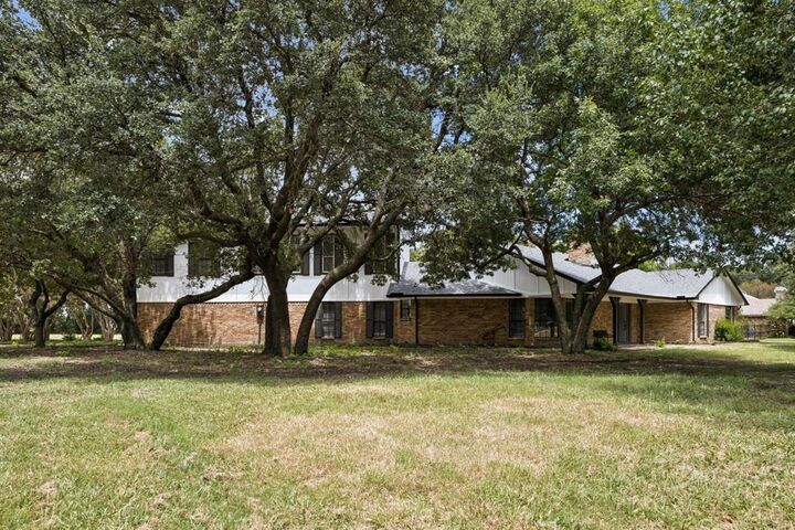 Property Photo: 10 Chisholm Trail TX 75002