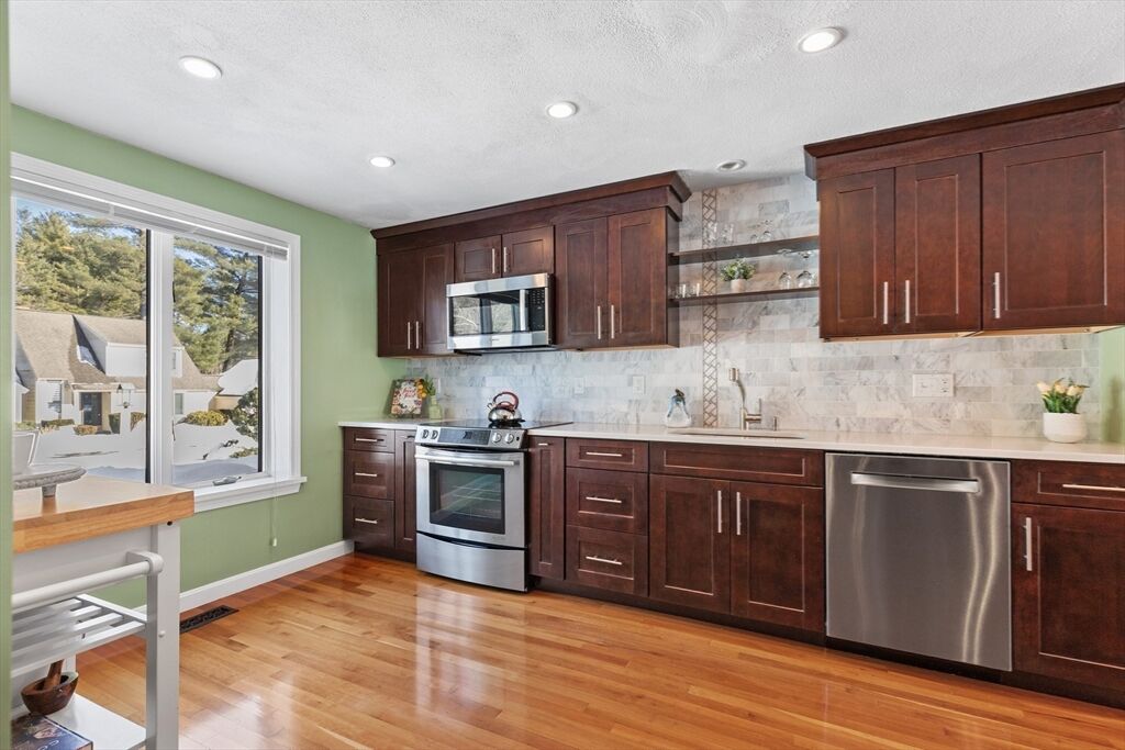 Property Photo:  2 Wedge Court 2  MA 01864 