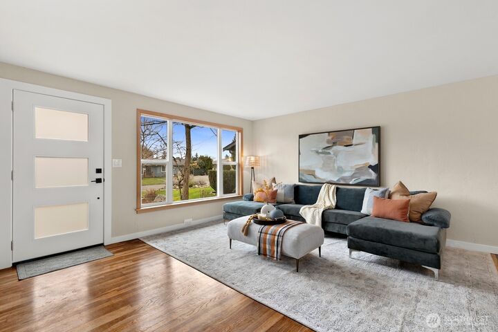 Property Photo: 906 Redmond Avenue NE WA 98056