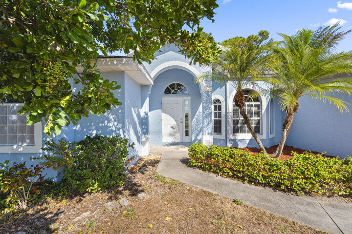 Property Photo:  241 SE Starfish  FL 34984 