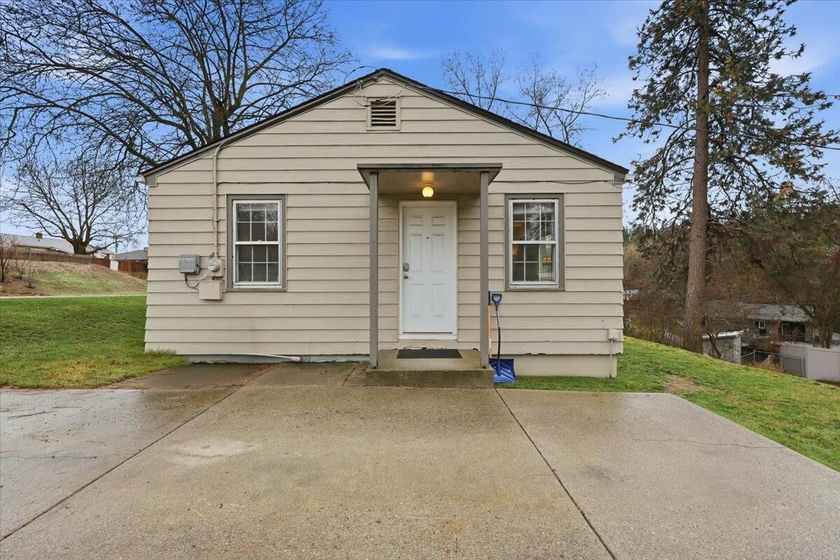 Property Photo: 3105 W Rosamond Ave WA 99224