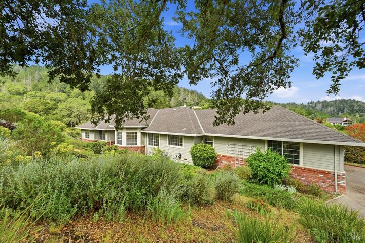 Property Photo: 437 Crestridge Place CA 95409
