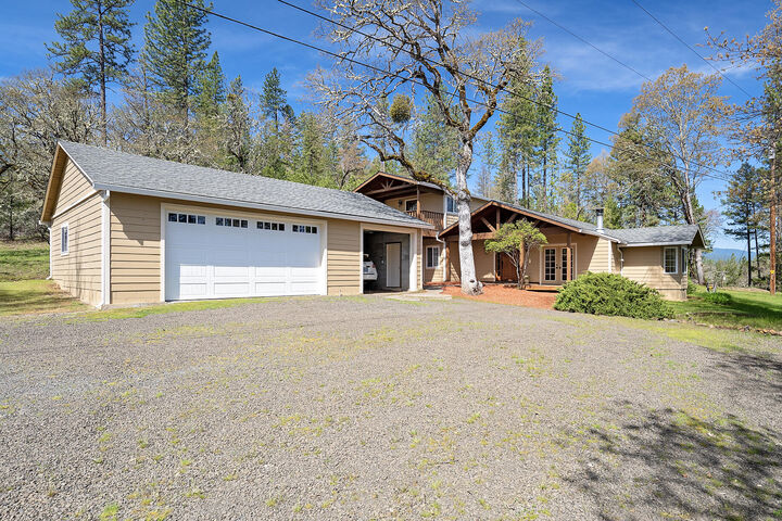 Property Photo: 778 Ragsdale Road OR 97541