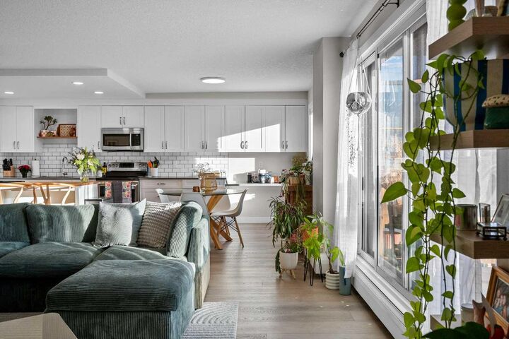 Property Photo:  1208 14 Avenue SW 201  AB T3C 0V9 