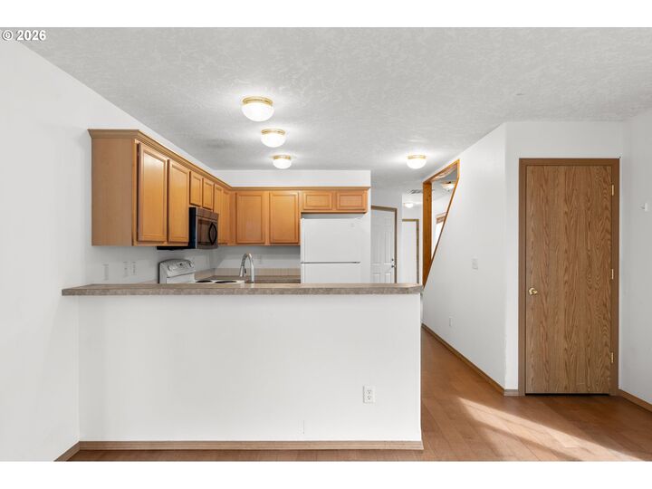 Property Photo:  6866 N Sedro St  OR 97203 