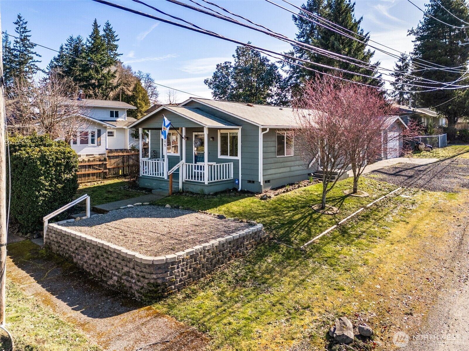 Property Photo:  405 E Bellevue Avenue  WA 98584 
