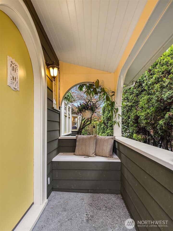 Property Photo:  5728  34th Avenue NE  WA 98105 