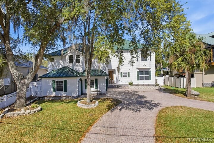 Property Photo:  300 NW 12th Avenue  FL 34428 