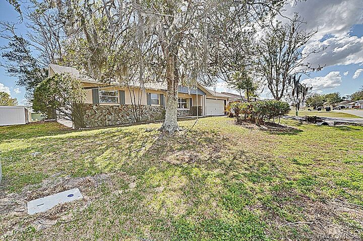 Property Photo:  102 W Casurina Place  FL 34465 