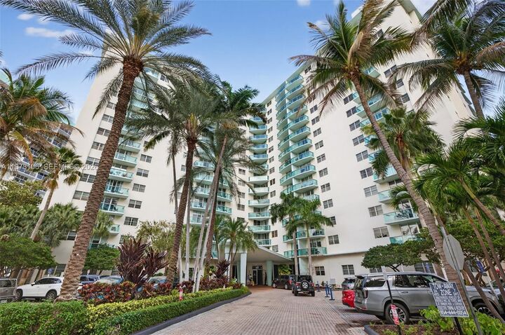 Property Photo:  3801 S Ocean Dr 4R  FL 33019 