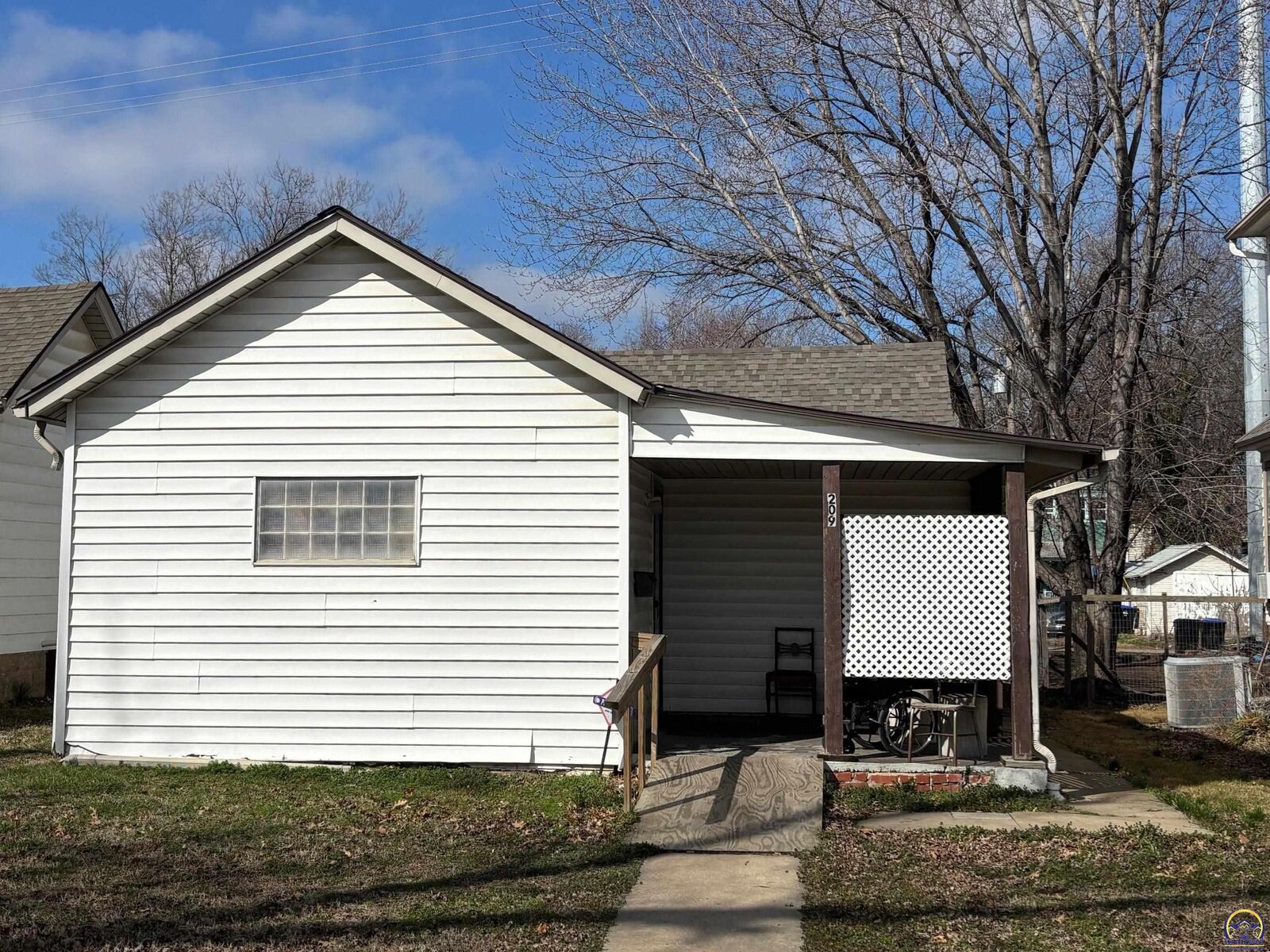 Property Photo:  209 SW Van Buren St  KS 66603 