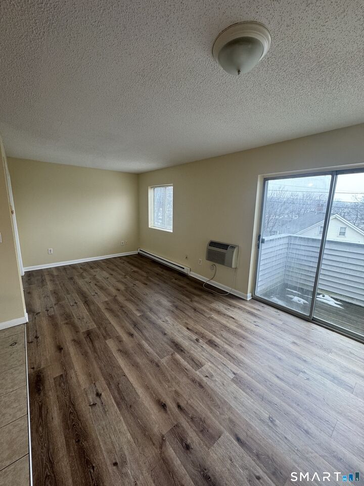 Property Photo:  4 Warwick Street Apt 17  CT 06513 