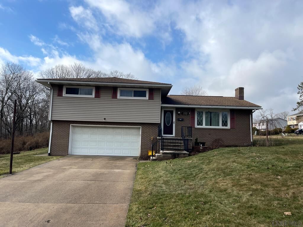 Property Photo:  1300 Claythorne Drive  PA 15904 