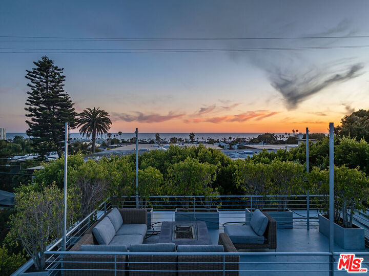 Property Photo:  2502 7th St  CA 90405 