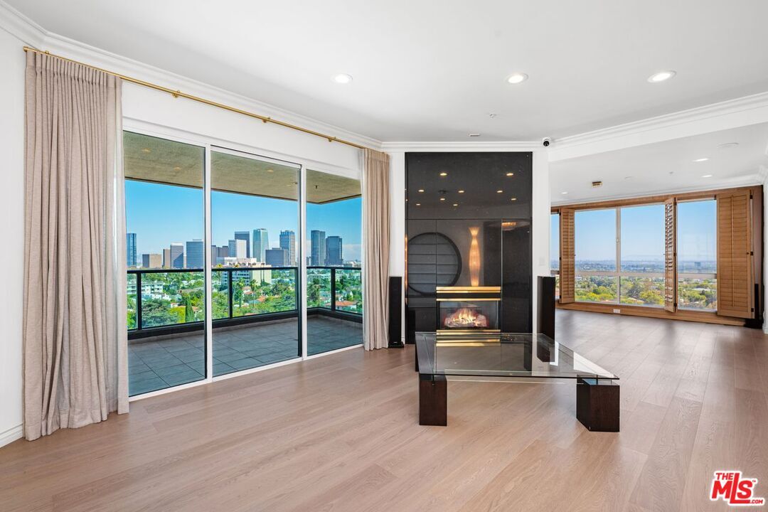 Property Photo:  10490 Wilshire Blvd  CA 90024 