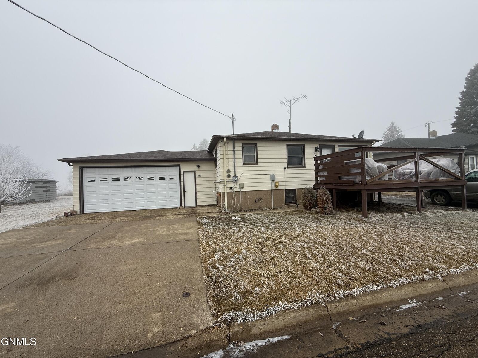 Property Photo:  202 Montana Street S  ND 58533 