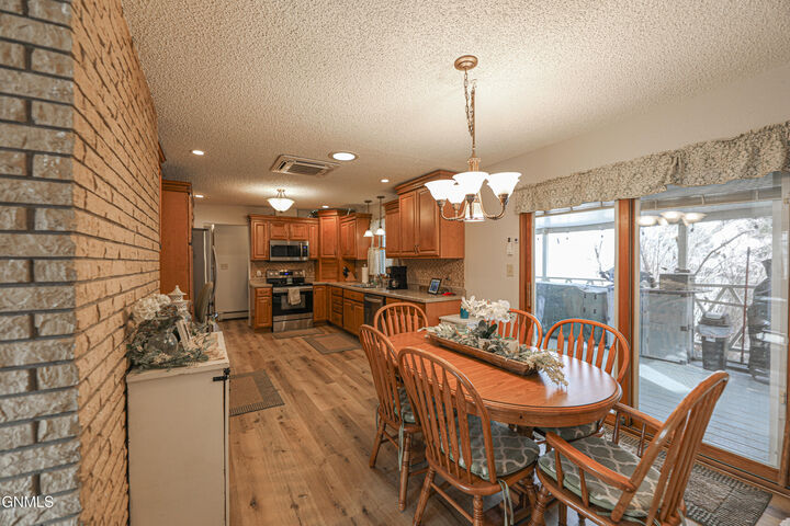 Property Photo:  1402 5th Avenue NW  ND 58554 