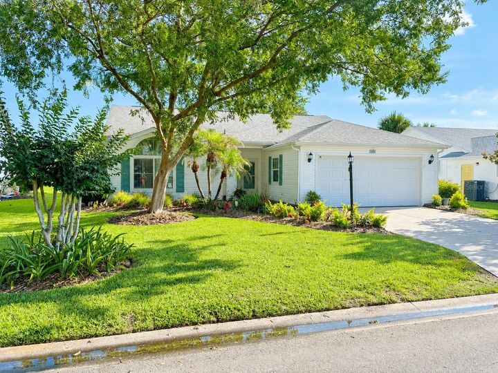 Property Photo:  26035 Oakmount Drive  FL 34748 