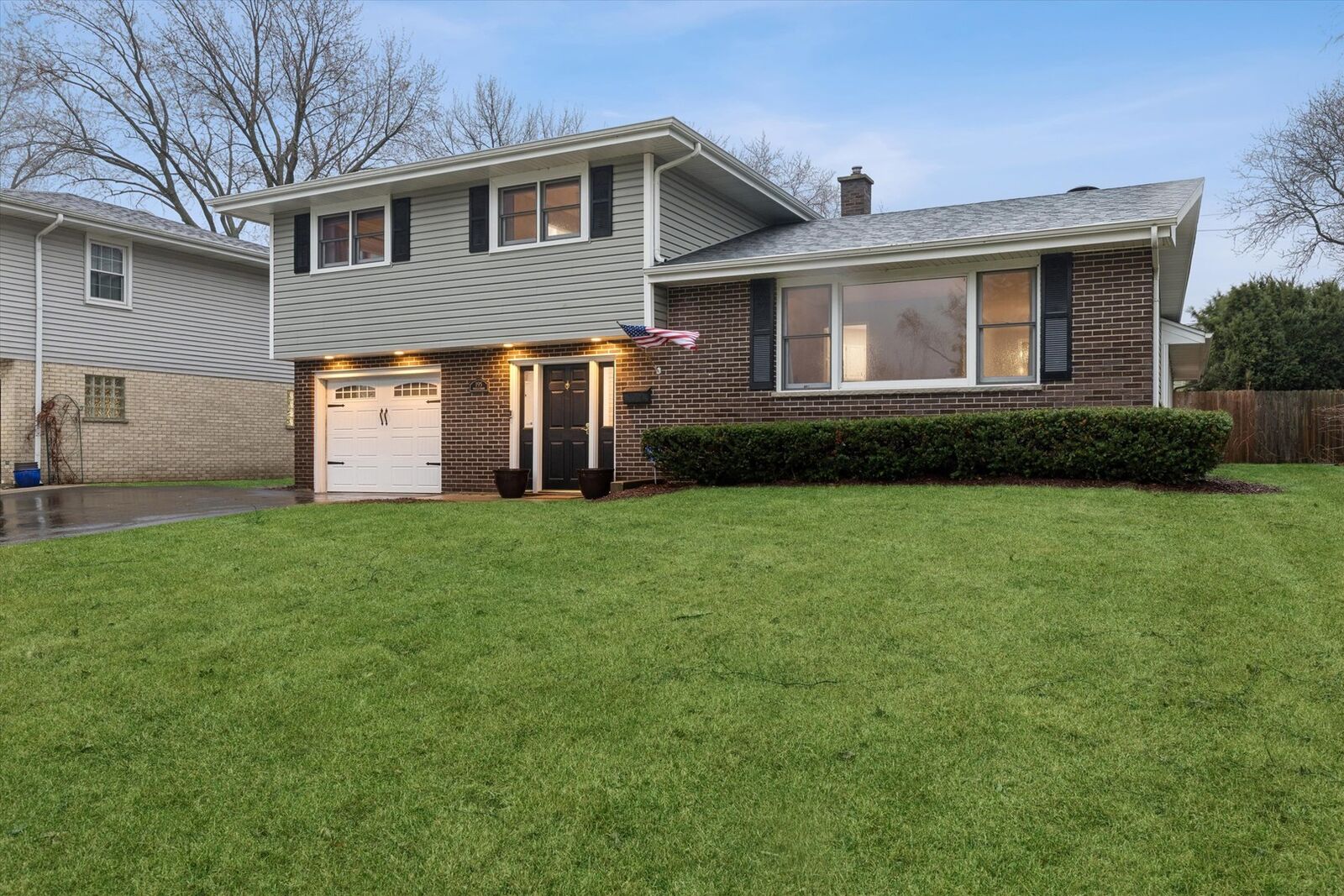 Property Photo:  195 E Oak Glen Drive  IL 60103 