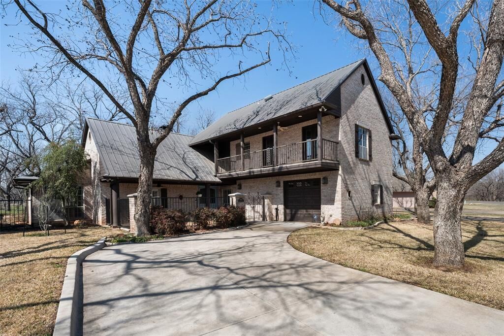 Property Photo:  8903 Ravenswood Road  TX 76049 