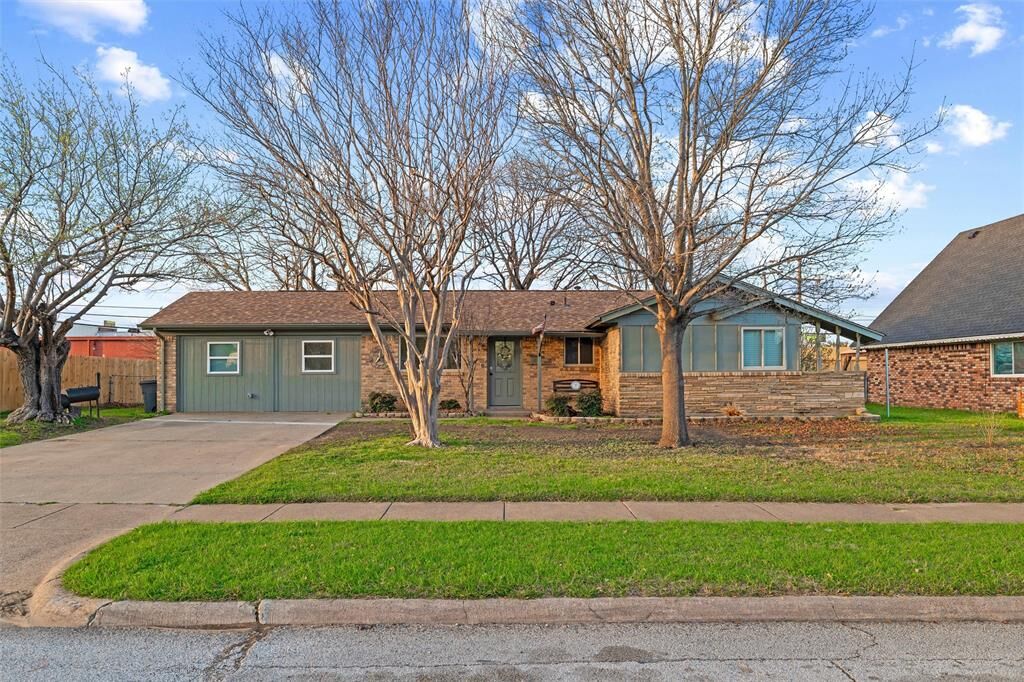 Property Photo:  614 Greenbrook Lane  TX 75052 