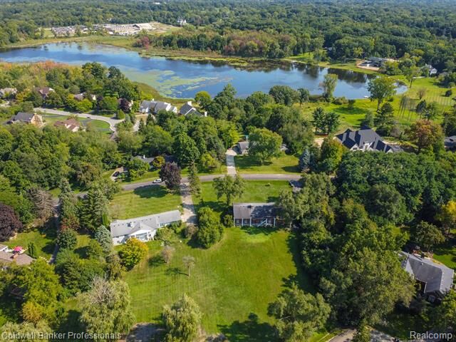 Property Photo:  3260 Chickering Lane  MI 48302 