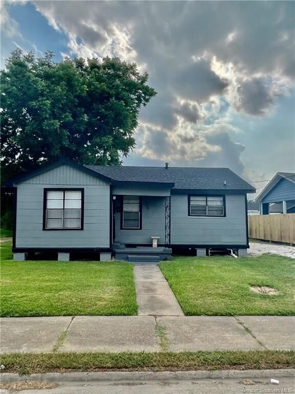 Property Photo: 716 S Shattuck Street S LA 70601