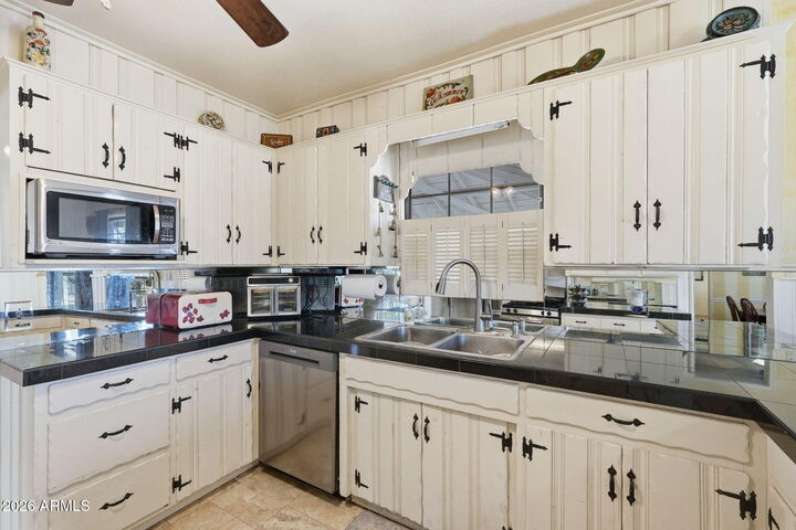Property Photo: 928 N Brown Avenue AZ 85122