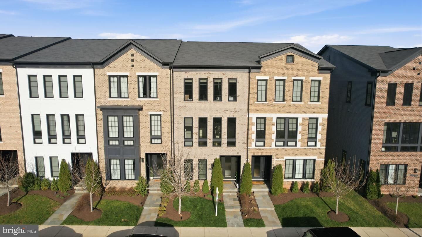 Property Photo:  20388 Roslindale Drive  VA 20147 