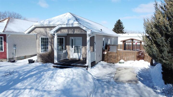 Property Photo:  47 Hirt Crescent  MB R2N 3H9 