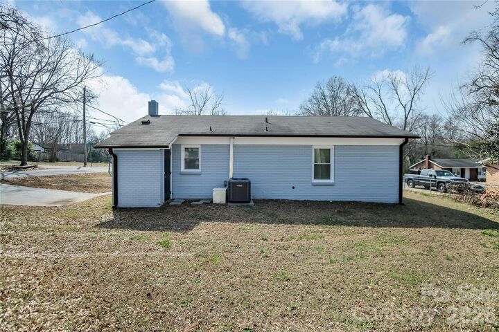 Property Photo: 200 W Shannonhouse Street NC 28152