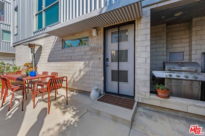 Property Photo: 6024 W Beachwood Ln CA 90038