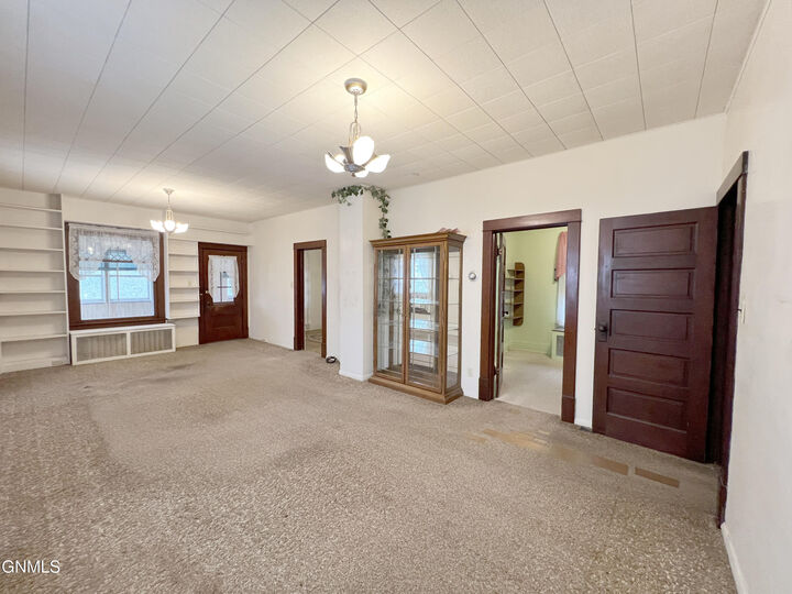 Property Photo: 602 Collins Avenue ND 58554