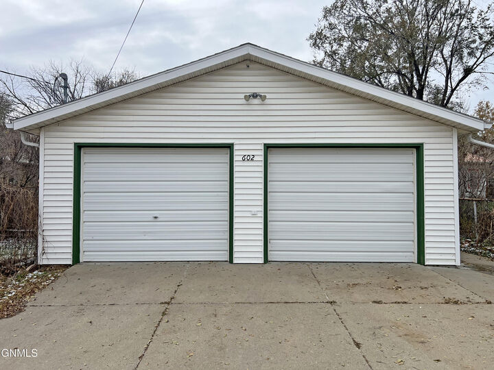 Property Photo:  602 Collins Avenue  ND 58554 