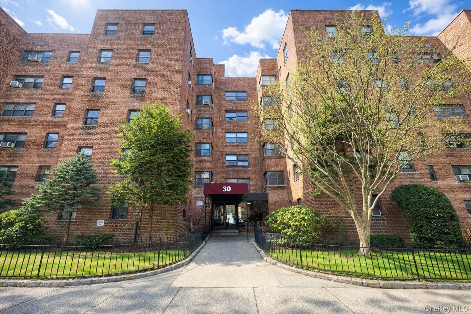 Property Photo:  30 Fleetwood Avenue 5G  NY 10552 