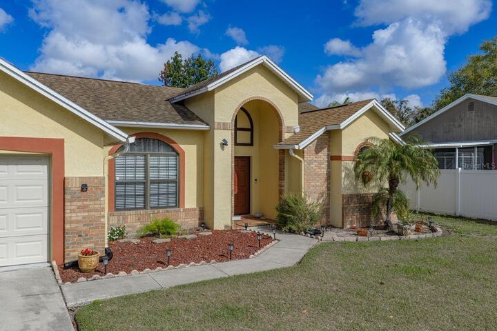 Property Photo:  2104 Haydon Court  FL 33511 