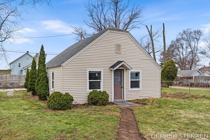 Property Photo:  172 Reed Avenue  MI 49423 