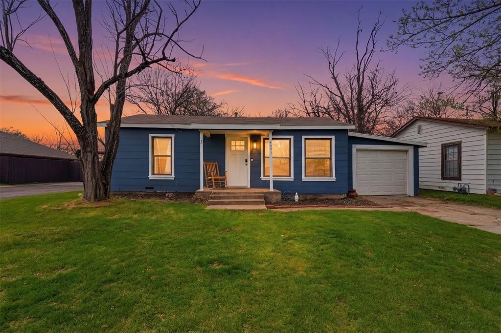 Property Photo: 521 Crosby Avenue TX 76108