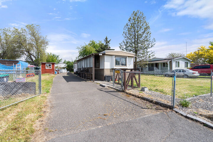 Property Photo:  2533 Terrmont Street  OR 97503 