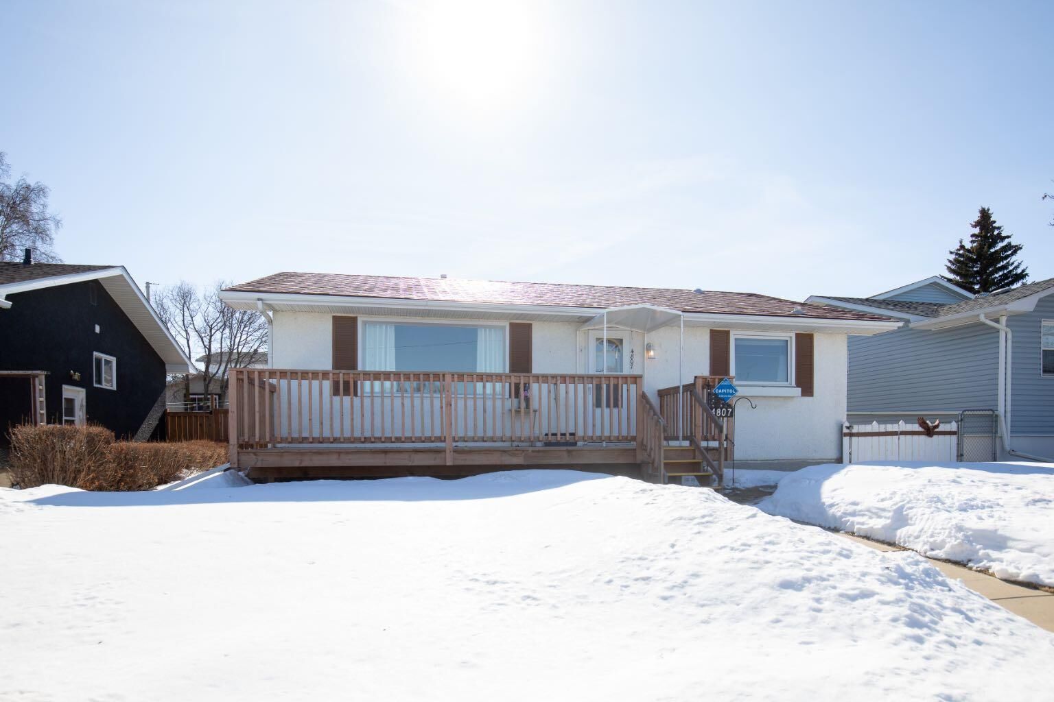 Photo de la propriété:  4807 45 Street  AB T4G 1M8 