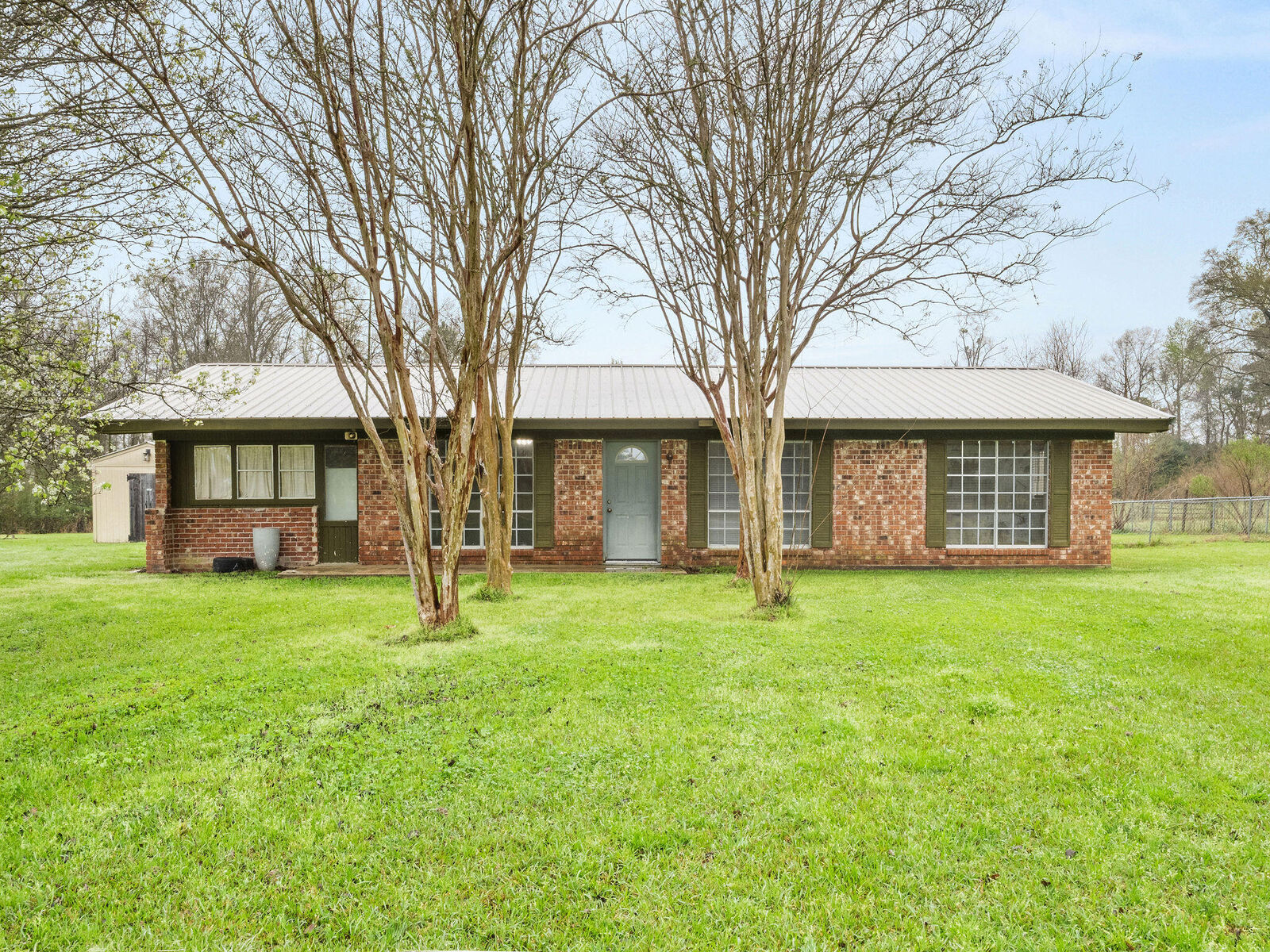 Property Photo:  707 W Hawthorne Rd  LA 71446 