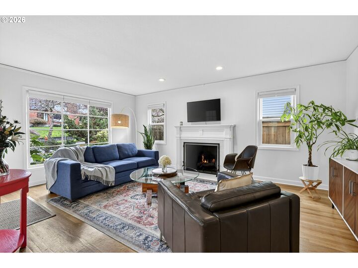 Property Photo:  635 SE 55th Ave  OR 97215 