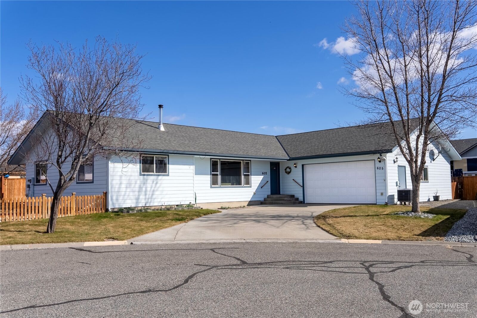Property Photo:  605  Pinyon Place  WA 98841 