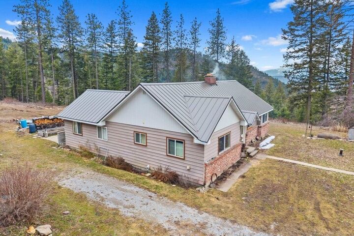 Property Photo:  2852 C Horseshoe Lake Rd  WA 99109 