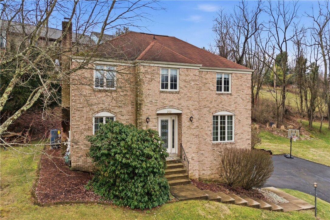Property Photo:  2521 Country Side Ln  PA 15090 
